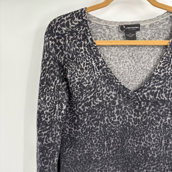 Bloomingdale’s 2-ply 100% Cashmere V Neck Animal Print Leopard Sweater Medium - Picture 3 of 12